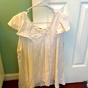 Cream based short-sleeve blouse.